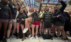 "Juste pour s'amuser": des Londoniens enlèvent leur pantalon dans le métro