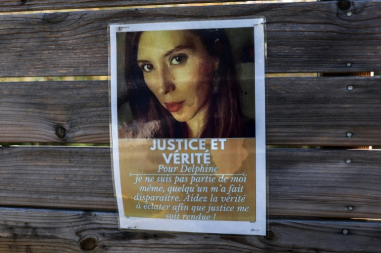 Un portrait de Delphine Jubillar sur une affiche, le 7 décembre 2022 à Cagnac-les-Mines, dans le Tarn ( AFP / Charly TRIBALLEAU )