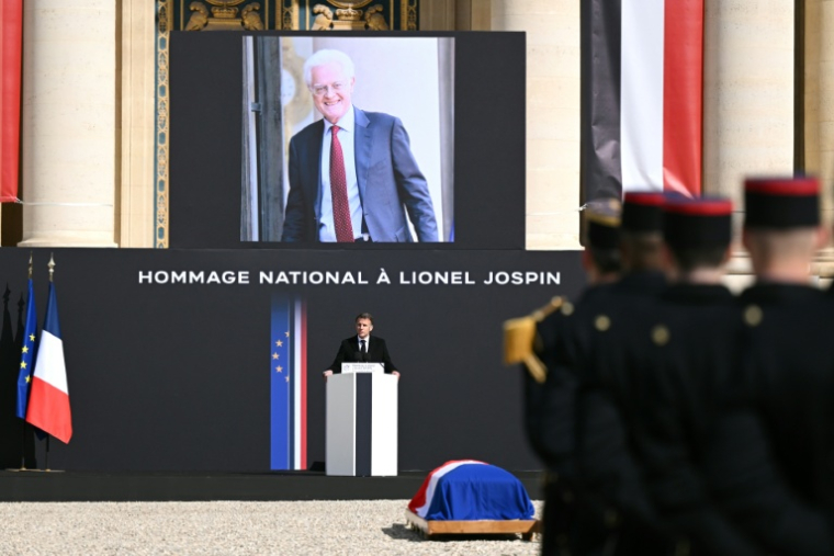 Le président Emmanuel Macron prnonce un discours lors d'un hommage national à l'ancien Premier ministre socialiste Lionel Jospin à l'Hôtel des Invalides à Paris, le 26 mars 2026 ( AFP / Bertrand GUAY )