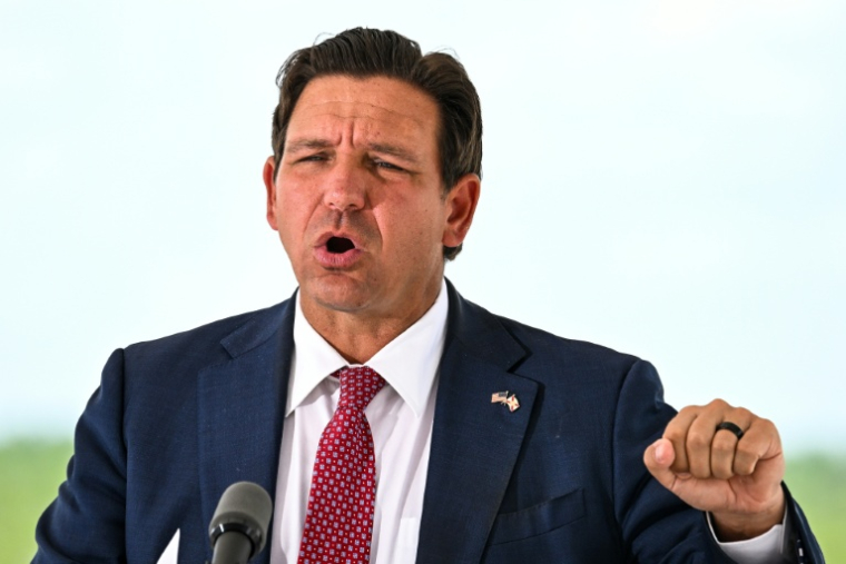 Le gouverneur républicain de Floride, Ron DeSantis, donne une conférence de presse sur la fermeture du centre de rétention surnommé "Alcatraz des alligators", à Ochopee (Floride), le 25 juin 2026 ( AFP / CHANDAN KHANNA )