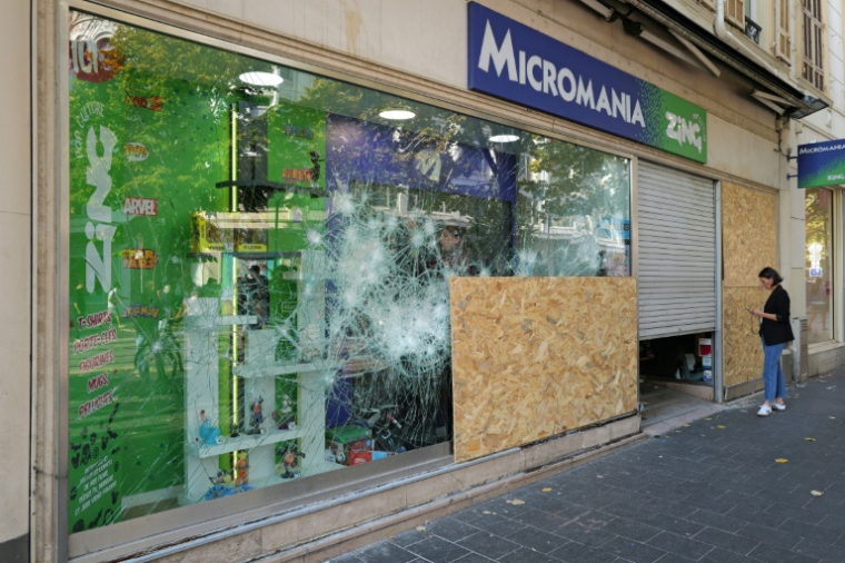 La vitrine brisée d'une boutique Micromania à Nice, au lendemain d'une manifestation contre la vie chère, le 18 octobre 2026 ( AFP / Valery HACHE )