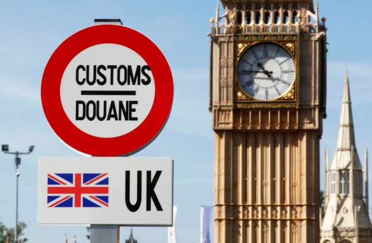 Une maquette d'un panneau routier douanier est visible au parc à thème "mini-Europe" à Bruxelles