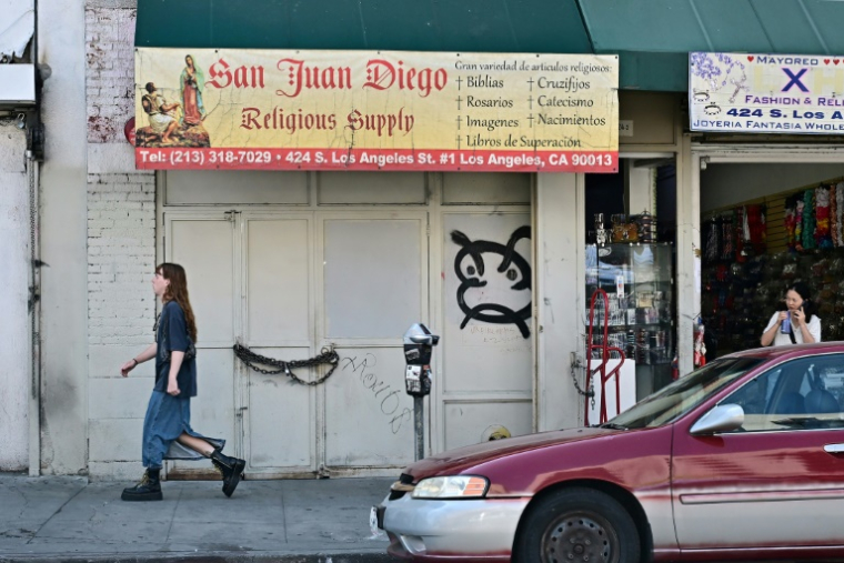Des boutiques fermées dans le Fashion district de Los Angeles, le 3 juillet 2025 en Californie ( AFP / Frederic J. BROWN )
