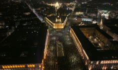 Vue aérienne de dizaines de milliers de manifestants protestant contre le gouvernement bulgare, le 10 décembre 2025 à Sofia ( AFP / Dobrin KASHAVELOV )