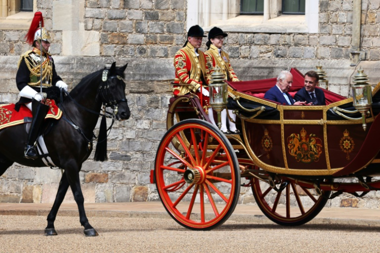 Le roi Charles III et Emmanuel Macron dans une calèche au château de Windsor lors de la première visite d'Etat au Royaume-Uni d'un président français en 17 ans, le 8 juillet 2025 ( POOL / Ludovic MARIN )