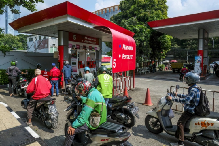 Des motocyclistes font la queue dans une station-service à Jakarta, le 1er avril 2026 en Indonésie ( AFP / BAY ISMOYO )