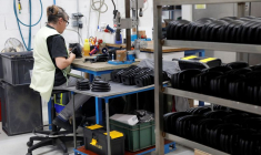 Un travailleur à l'usine Plasti-Tremp à Menetou-Ratel, en France