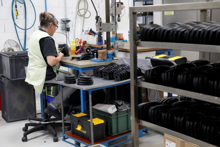 Un travailleur à l'usine Plasti-Tremp à Menetou-Ratel, en France