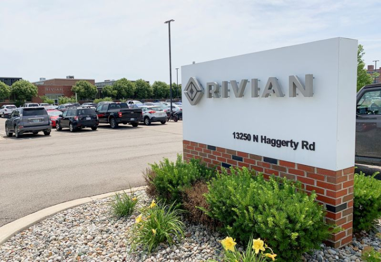 Photo du panneau Rivian Automotive à l'extérieur de l'usine du fabricant de camions électriques, à Plymouth, dans le Michigan