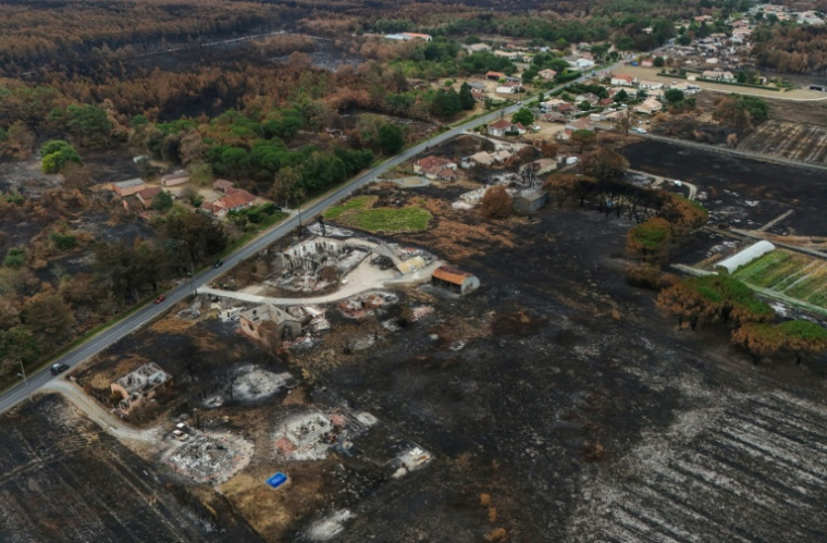 Vue aérienne de propriétés détruites par les incendies de l'été au Porge, en Gironde, le 6 août 2026 ( AFP / Christophe ARCHAMBAULT )