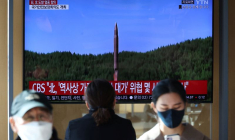 Des gens à Séoul suivent une émission télévisée sur le lancement de missiles balistiques par la Corée du Nord