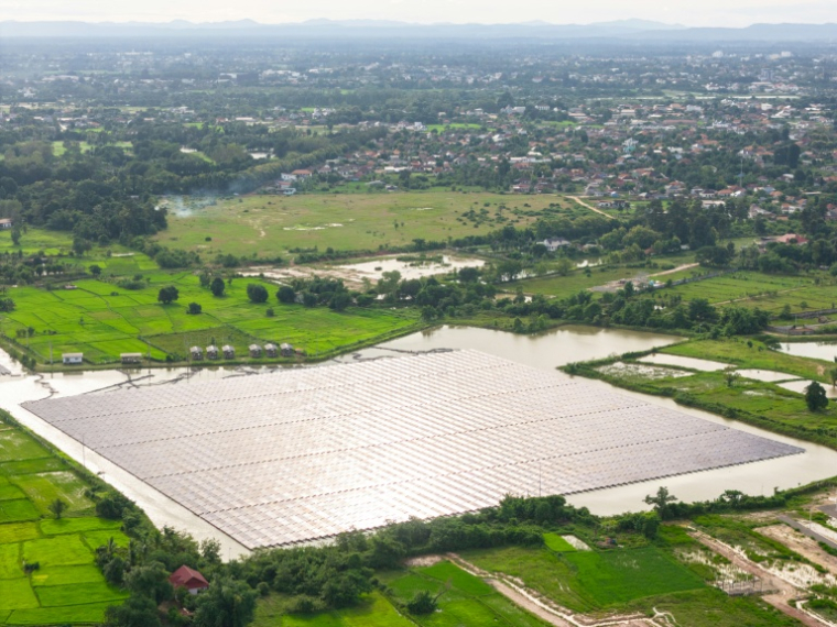 Un parc solaire flottant dans le district laotien de Hadxayfong, près de Vientiane, le 22 août 2026   ( AFP / - )
