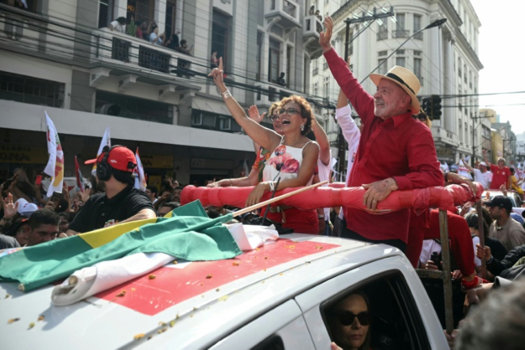 Le président sortant et candidat à la présidentielle du Parti des travailleurs (PT), Luiz Inácio Lula da Silva, salue ses partisans lors d'un rassemblement de campagne avant le second tour de l'élection, le 16 octobre 2026 à Juiz de Fora, dans l'État du Minas Gerais, au Brésil ( AFP / MAURO PIMENTEL )