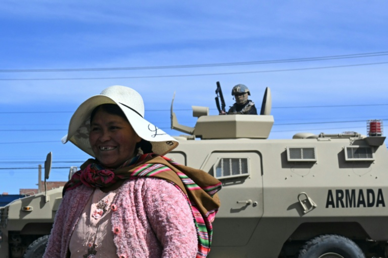 Une femme devant un véhicule militaire à El Alto, en Bolivie, après la proclamation de l'état d'exception, le 20 juin 2026 ( AFP / AIZAR RALDES )