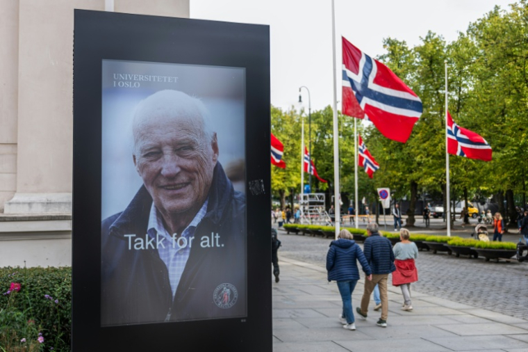 "Merci pour tout": un portrait du défunt roi Harald V de Norvège affiché par l'Université d'Oslo, le 8 septembre 2026 ( AFP / Jonathan NACKSTRAND )