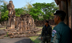 Un soldat cambodgien, à droite, et un soldat thaïlandais montent la garde devant le temple khmer de Prasat, revendiqué par leur deux pays et situé dans la province cambodgienne d'Oddar Meanchey, près de leur frontière, le 26 mars 2025 ( AFP / TANG CHHIN Sothy )