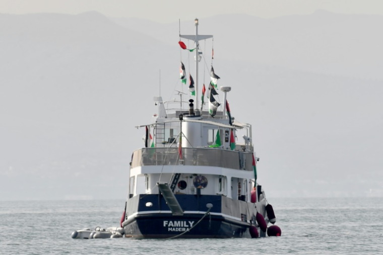 Le navire "Family" faisant partie de la Flottille internationale pour Gaza, au mouillage au large du village de Sidi Bou Saïd, près de Tunis, le 9 septembre 2025 en Tunisie ( AFP / FETHI BELAID )