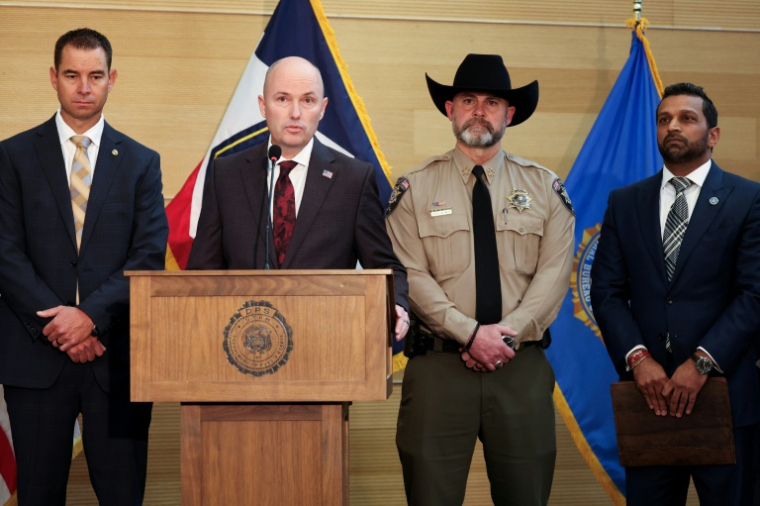 Le gouverneur de l'Utah Spencer Cox s'exprime au micro lors d'une conférence de presse à Orem (Utah), avec notamment le directeur du FBI Kash Patel (tout à droite), le 12 septembre 2025 ( AFP / Patrick T. Fallon )