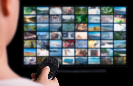 Ne loupez plus les bonnes affaires pour trouver une télé pas chère. ( crédit photo : Getty Images/iStockphoto )