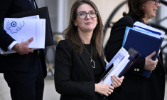 La ministre déléguée chargée de l'Égalité, Aurore Bergé (c), à la sortie du Conseil des ministres à l'Élysée, le 14 octobre 2025 à Pari ( AFP / JULIEN DE ROSA )
