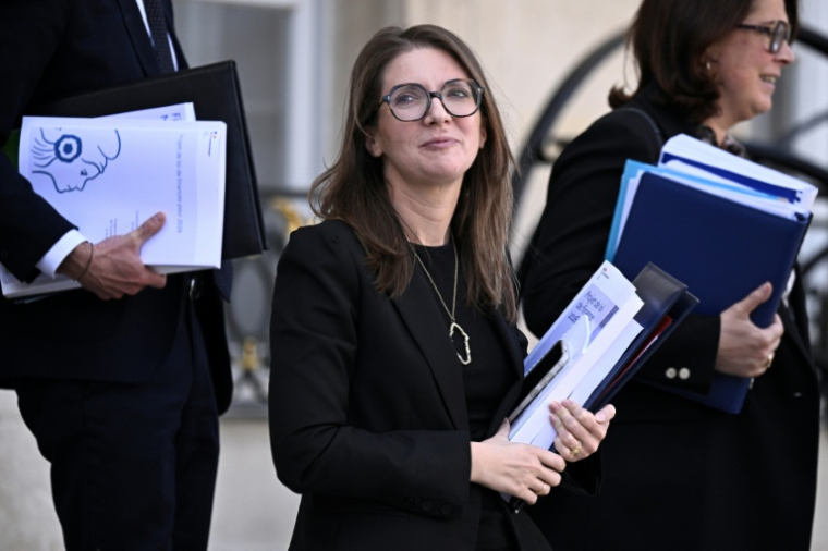 La ministre déléguée chargée de l'Égalité, Aurore Bergé (c), à la sortie du Conseil des ministres à l'Élysée, le 14 octobre 2025 à Pari ( AFP / JULIEN DE ROSA )