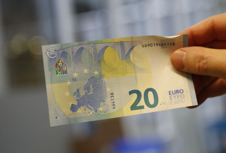 Un employeur tient un billet de 20 euros au siège de la société Money Service Austria à Vienne