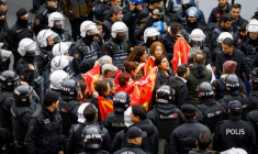 Des policiers arrêtent des manifestants qui tentaient de se rendre place Taksim, à Istanbul, lors d'un rassemblement à l'occasion de la Journée internationale des travailleurs, le 1er mai 2025 ( AFP / KEMAL ASLAN )