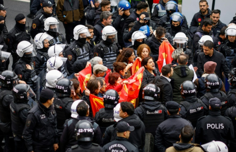 Des policiers arrêtent des manifestants qui tentaient de se rendre place Taksim, à Istanbul, lors d'un rassemblement à l'occasion de la Journée internationale des travailleurs, le 1er mai 2025 ( AFP / KEMAL ASLAN )