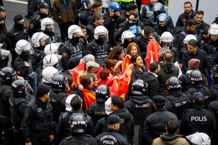 Des policiers arrêtent des manifestants qui tentaient de se rendre place Taksim, à Istanbul, lors d'un rassemblement à l'occasion de la Journée internationale des travailleurs, le 1er mai 2025 ( AFP / KEMAL ASLAN )