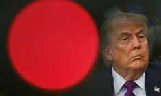 Le président américain Donald Trump dans le bureau ovale de la Maison Blanche, à Washington, le 11 mai 2026 ( AFP / Kent NISHIMURA )