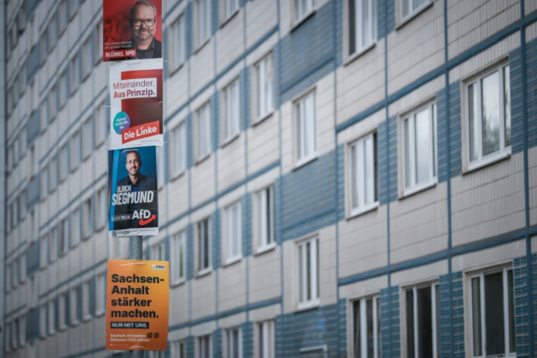 Des affiches de campagne du Parti social-démocrate (SPD), du parti Die Linke (La Gauche), du parti d'extrême droite Alternative pour l'Allemagne (AfD) et de l'Union chrétienne-démocrate (CDU) dans une rue de Magdebourg, dans l'est de l'Allemagne, le 4 septembre 2026 ( AFP / Ronny HARTMANN )