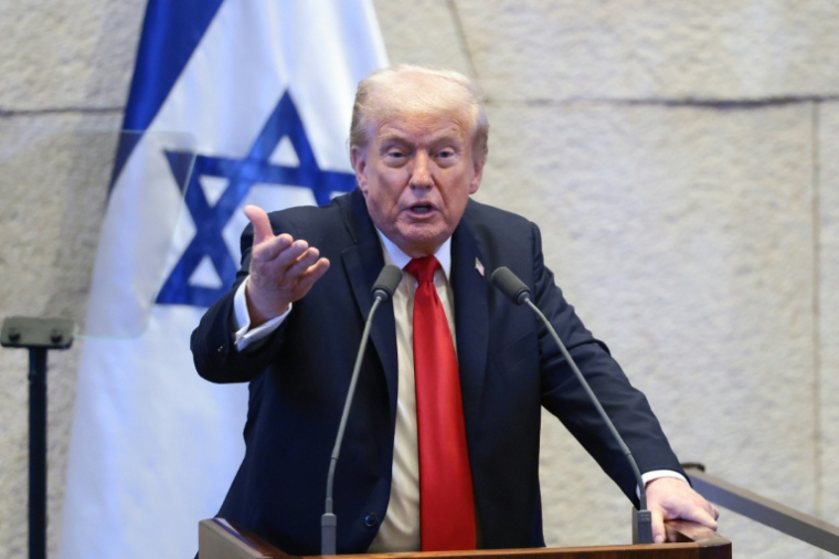Donald Trump à la tribune de la  Knesset, à Jérusalem le 13 octobre 2025 ( POOL / Evelyn Hockstein )