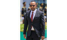 Le Premier ministre éthiopien Abiy Ahmed arrive pour accueillir le président français Emmanuel Macron à l’aéroport international de Bole, à Addis-Abeba, le 13 mai 2026 ( AFP / Ludovic MARIN )