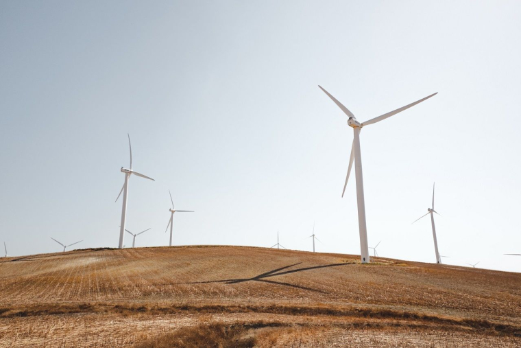 eoliennes dans un champ (crédit photo : Unsplash / Luca Bravo )