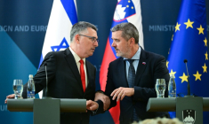 Le ministre des Affaires étrangères slovène Tone Kajzer (à droite) et le ministre des Affaires étrangères israélien Gideon Saar (à gauche) échangent lors d'une conférence de presse avant l'ouverture de l'ambassade d'Israël en Slovénie, à Ljubljana, le 9 septembre 2026 ( AFP / Martin Metelko )