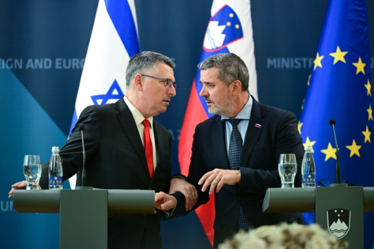 Le ministre des Affaires étrangères slovène Tone Kajzer (à droite) et le ministre des Affaires étrangères israélien Gideon Saar (à gauche) échangent lors d'une conférence de presse avant l'ouverture de l'ambassade d'Israël en Slovénie, à Ljubljana, le 9 septembre 2026 ( AFP / Martin Metelko )