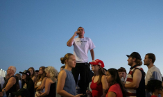 Un homme porte un tee-shirt libellé "freedom" (liberté) dans la foule qui se presse pour assister à l'hommage à l'influenceur conservateur américain assassiné Charlie Kirk au State Farm Stadium de Glendale, en Arizona, le 21 septembre 2025 ( AFP / ANDREW CABALLERO-REYNOLDS )