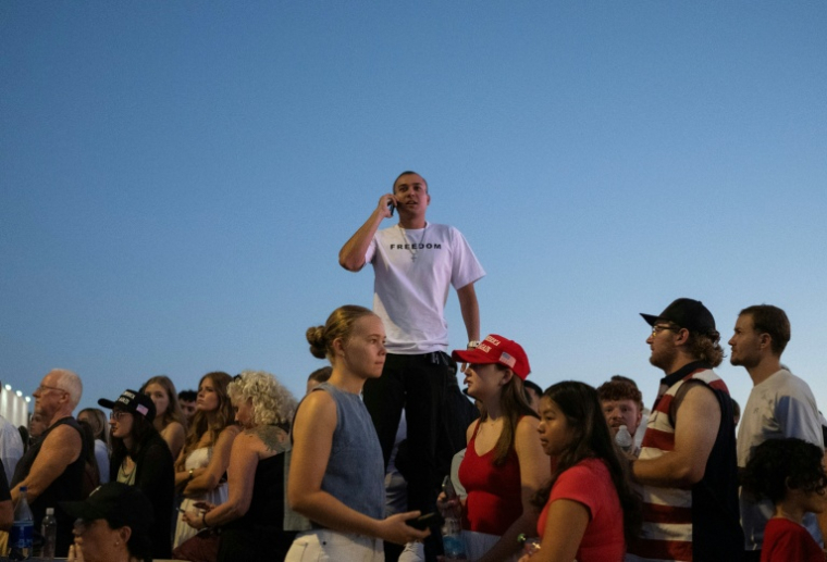 Un homme porte un tee-shirt libellé "freedom" (liberté) dans la foule qui se presse pour assister à l'hommage à l'influenceur conservateur américain assassiné Charlie Kirk au State Farm Stadium de Glendale, en Arizona, le 21 septembre 2025 ( AFP / ANDREW CABALLERO-REYNOLDS )