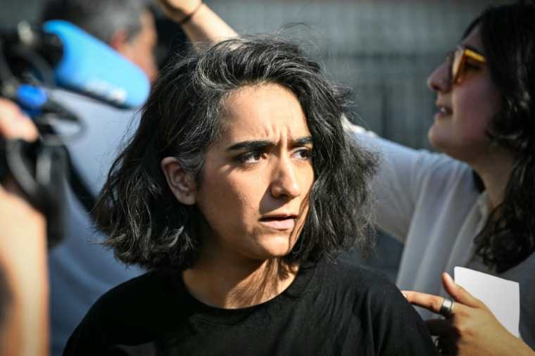 L'avocate et fondatrice de l'association "Iran justice" Chirinne Ardakani lors d'une manifestation pour dénoncer le conflit en Iran, à Paris le 19 juin 2025 ( AFP / MARTIN LELIEVRE )