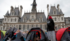 UN CAMPEMENT DE MIGRANTS ÉVACUÉ À PARIS