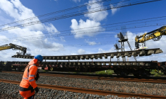 Le chantier de remplacement des voies sur la liaison ferrée POLT (Paris-Orléans-Limoges-Toulouse), le 16 septembre 2025, avec un train-usine qui retire les rails du ballast pour les remplacer. ( AFP / JEAN-FRANCOIS MONIER )
