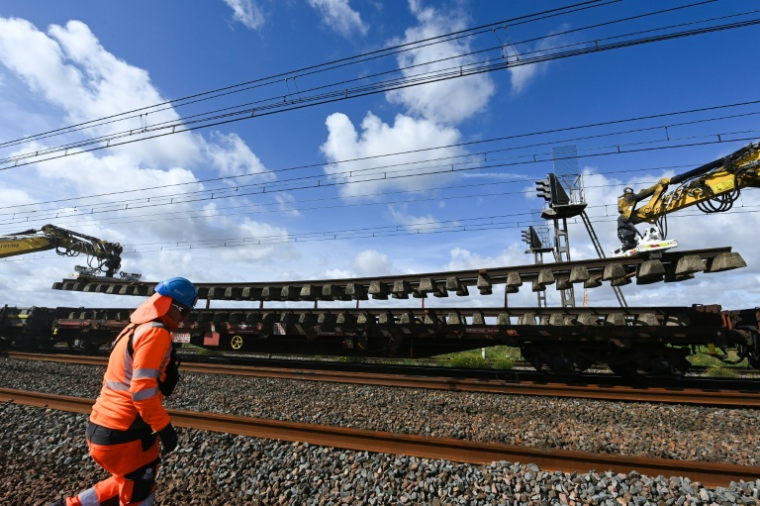 Le chantier de remplacement des voies sur la liaison ferrée POLT (Paris-Orléans-Limoges-Toulouse), le 16 septembre 2025, avec un train-usine qui retire les rails du ballast pour les remplacer. ( AFP / JEAN-FRANCOIS MONIER )