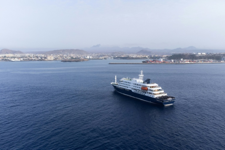 Vue aérienne du bateau de croisière MV Hondius au mouillage au large du port de Praia, au Cap-Vert, le 5 mai 2026 ( AFP / - )