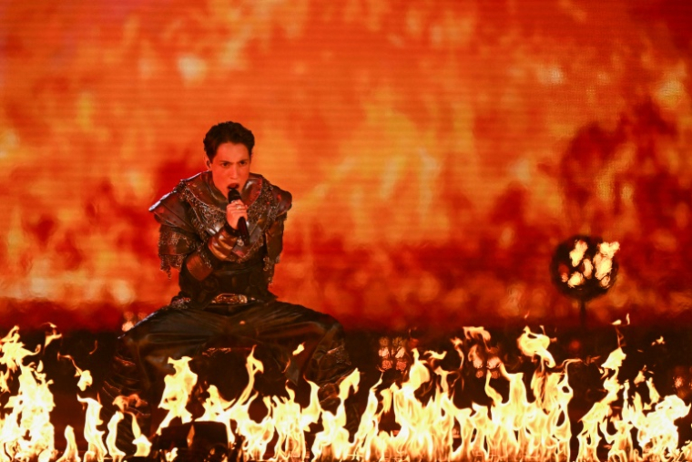 Le chanteur norvégien Kyle Alessandro lors d'une répétition en costumes pour la finale de l'Eurovision à Bâle, le 16 mai 2025 en Suisse ( AFP / Fabrice COFFRINI )