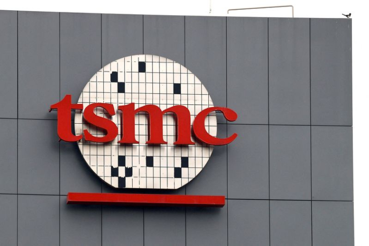 Un logo du géant taïwanais des puces TSMC est visible à Tainan, Taïwan