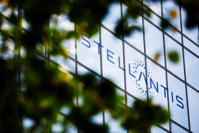 Le logo de Stellantis sur un bâtiment de l'entreprise