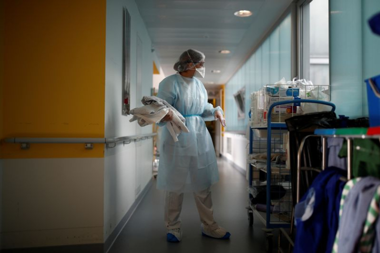 LA FRANCE PROCHE DU MILLION DE CAS DE CORONAVIRUS, MACRON AUPRÈS DES PERSONNELS SOIGNANTS