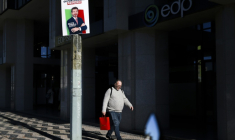 Un homme passe devant une affiche électorale du candidat à la présidence André Ventura, du parti d'extrême droite Chega, à Lisbonne, le 5 janvier 2026 ( AFP / PATRICIA DE MELO MOREIRA )