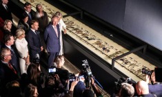 Le roi Charles III et la reine Camilla du Royaume-Uni, aux côtés du président français Emmanuel Macron et de son épouse Brigitte, assistent à une présentation en avant-première de l'exposition sur la tapisserie de Bayeux au British Museum de Londres, le 2 septembre 2026 ( POOL / Richard Pohle )