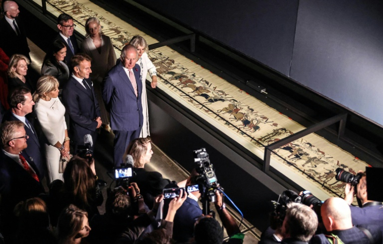 Le roi Charles III et la reine Camilla du Royaume-Uni, aux côtés du président français Emmanuel Macron et de son épouse Brigitte, assistent à une présentation en avant-première de l'exposition sur la tapisserie de Bayeux au British Museum de Londres, le 2 septembre 2026 ( POOL / Richard Pohle )